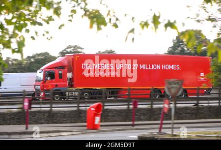 Ein Lastwagen von Royal Mail fährt die Autobahn M27 in der Nähe von Southampton entlang, eine Seitenansicht mit dem Logo für Lieferungen von bis zu 27 Millionen Häusern. Stockfoto