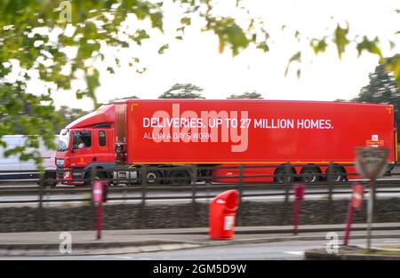 Ein Lastwagen von Royal Mail fährt die Autobahn M27 in der Nähe von Southampton entlang, eine Seitenansicht mit dem Logo für Lieferungen von bis zu 27 Millionen Häusern. Stockfoto