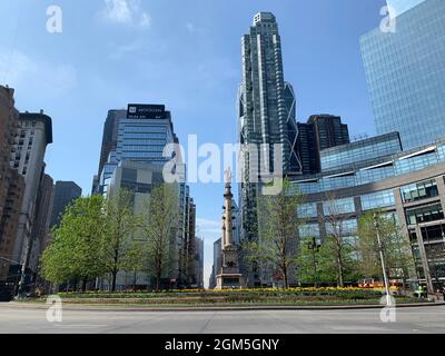 Leere Straße um das Columbus Circle Monument in Manhattan in New York City Stockfoto