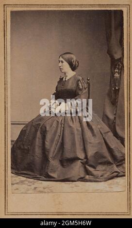 Julia Dent Grant (1826-1902), US First Lady und Ehefrau des US-Präsidenten Ulysses S. Grant, sitzendes Porträt, Mathew Brady Studio, 1864 Stockfoto