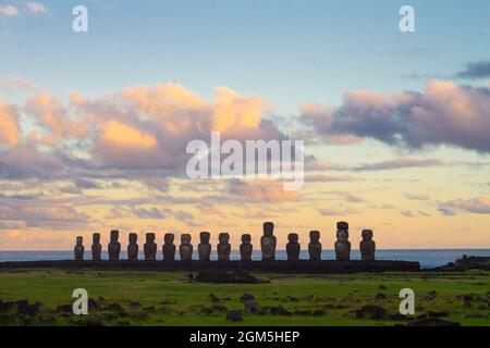 Dramatischer, farbenfroher Sonnenaufgang über Moai-Steinskulpturen auf Ahu Tongariki, Osterinsel, Chile. Stockfoto
