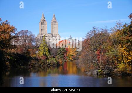 Im Central Park mit dem See und dem Gebäude auf der Rückseite in New York City können Sie die Laubsaison genießen Stockfoto