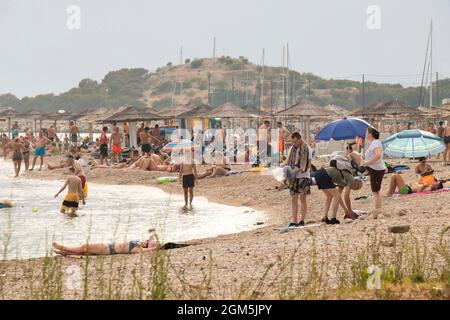 Tribunj, Kroatien - 10. August 2021: Viele Menschen entspannen am Strand Stockfoto