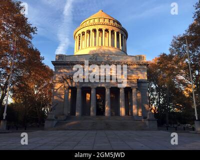 General Grant National Memorial während der Herbstfärbung in New York City Stockfoto