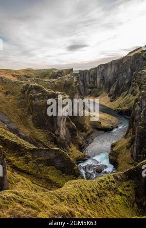 Fjäorargljufur, Island moosiger grüner Canyon mit atemberaubender Aussicht. Vertikales Zuschneiden. Stockfoto