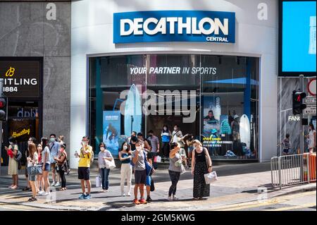 Hongkong, China. September 2021. Fußgänger sind vor dem französischen Sportartikelgeschäft Decathlon in Hongkong zu sehen. (Foto von Budrul Chukrut/SOPA Images/Sipa USA) Quelle: SIPA USA/Alamy Live News Stockfoto