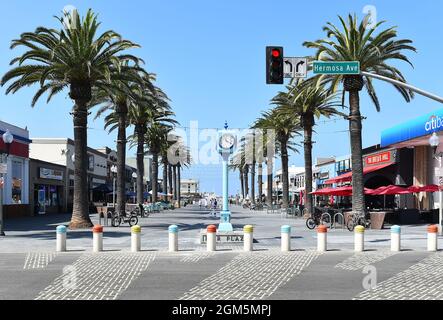 HERMOSA BEACH, KALIFORNIEN - 15. SEPTEMBER 2021: Pier Plaza Eine Fußgängerzone, die zum historischen Pier führt. Stockfoto