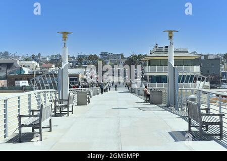 HERMOSA BEACH, KALIFORNIEN - 15. SEPTEMBER 2021: Der Hermosa Beach Pier mit Blick auf die Stadt. Stockfoto