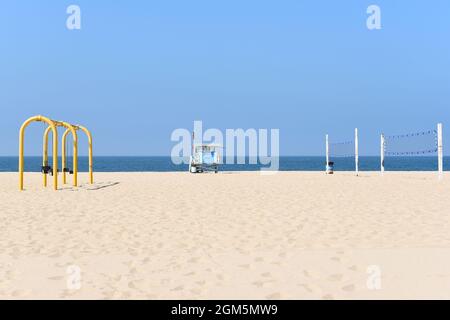 HERMOSA BEACH, KALIFORNIEN - 15. SEPTEMBER 2021: Rettungsschwimmer mit Schaukeln und Volleyballnetzen. Stockfoto