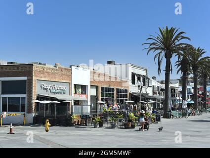 HERMOSA BEACH, KALIFORNIEN - 15. SEPTEMBER 2021: Pier Plaza, eine Fußgängerzone, mit Geschäften und Restaurants zwischen Hermosa Avenue und dem Pier. Stockfoto