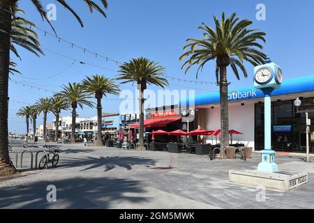 HERMOSA BEACH, KALIFORNIEN - 15. SEPTEMBER 2021: Der Pier Plaza, eine Fußgängerzone, die zum Pier führt. Stockfoto