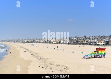 HERMOSA BEACH, KALIFORNIEN - 15. SEPTEMBER 2021: Pride Lifeguard Tower in der Nähe des Pier in Hermosa Beach. Stockfoto