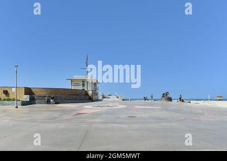 HERMOSA BEACH, KALIFORNIEN - 15. SEPTEMBER 2021: Schumacher Plaza und der Hermosa Beach Pier. Stockfoto