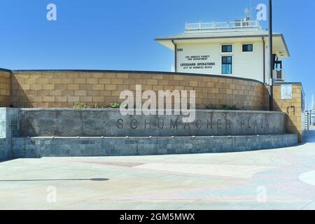 HERMOSA BEACH, KALIFORNIEN - 15. SEPTEMBER 2021: Schumacher Plaza und das Lifeguard Operations Building am Hermosa Beach Pier. Stockfoto