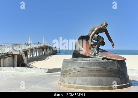 HERMOSA BEACH, KALIFORNIEN - 15. SEPTEMBER 2021: Tim Kelly, Surfer und legendärer Rettungsschwimmer, erinnert sich an eine Bronzestatue, die am Fuß der Frau sitzt Stockfoto