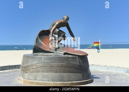 HERMOSA BEACH, KALIFORNIEN - 15. SEPTEMBER 2021: Tim Kelly, Surfer und legendärer Rettungsschwimmer, erinnert sich an eine Bronzestatue, die am Fuß der Frau sitzt Stockfoto