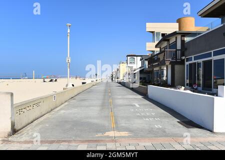 HERMOSA BEACH, KALIFORNIEN - 15. SEPTEMBER 2021: Der Beginn des Strandes an der Herondo Street in Hermosa Beach. Stockfoto