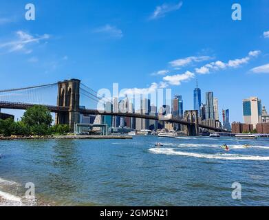 Blick von Dumbo über die Brooklyn Bridge und die unteren Manhattan. Stockfoto