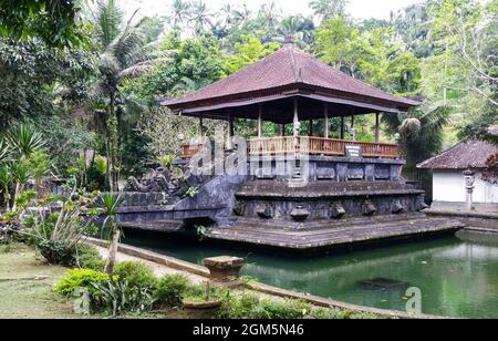 Ein kleiner Tempel in der Nähe von Pura Tirta Empul bei Ubud, Bali. Stockfoto