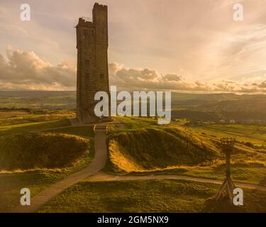 Victoria Tower, Castle Hill, Huddersfield, West Yorkshire bei Sonnenuntergang. Stockfoto