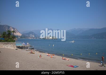 Der Strand am Seeufer, Stresa, Lombardei, Italien. Stockfoto