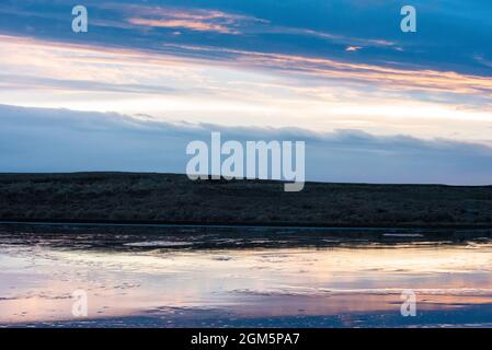 Isländische Landschaft mit blauem Himmel und Wolken, die sich auf dem Wasser spiegeln Stockfoto