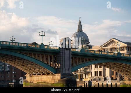 Southwark Bridge und St Paul's Cathedral Stockfoto