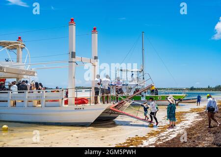 Punta Cana, Dominikanische Republik - 3. August 2021: Tourist Board ein Freizeitboot in Punta Cana Dominikanische Republik. Stockfoto