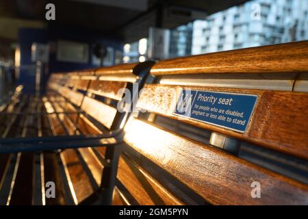 Vorrangige Sitze im öffentlichen Verkehr für ältere Menschen, Behinderte, Schwangerte und Verletzte Stockfoto