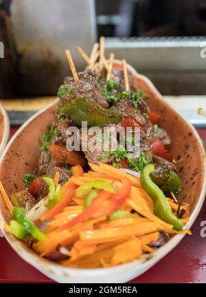 Schmackhafter Beef Shish Kebab, garniert mit gerösteten Paprika und in einer Schüssel serviert. Stockfoto