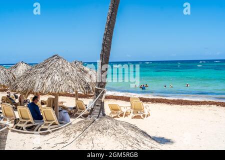 Punta Cana, Dominikanische Republik - 5. August 2021: Erholsamer Strand mit Hütten in der Dominikanischen Republik. Stockfoto