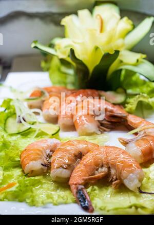 Köstliche Garnelen garniert mit Salat und Gemüse. Stockfoto