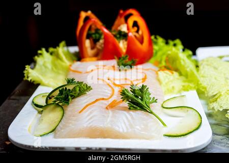 Gegrillter Lachs, garniert mit Obst und Gemüse. Stockfoto