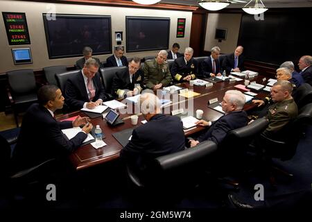 Präsident Barack Obama hält am 30. Oktober 2009 im Situationsraum im Weißen Haus ein Briefing über Afghanistan mit den Joint Chiefs of Staff ab. Am Tisch sitzen im Uhrzeigersinn vom Präsidenten NSC-Berater James L. Jones, Vorsitzender der Joints Stabschefs Admiral Mike Mullen, Kommandant des United States Marine Corps General James T. Conway, Chef der Naval Operations Admiral Gary Roughead, WH Stabschef Rahm Emanuel, Stellvertretender nationaler Sicherheitsberater Tom Donilon, stellvertretender nationaler Sicherheitsberater John Brennan, Stabschef des US-Luftwaffengenerals Norton A. Schwartz, CH Stockfoto