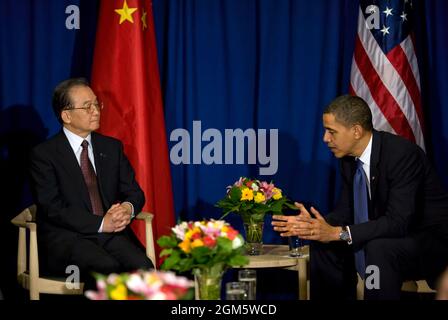 Präsident Barack Obama trifft sich mit dem chinesischen Premierminister Wen Jiabao während einer bilateralen Konferenz auf der UN-Klimakonferenz in Kopenhagen, Dänemark, am 18. Dezember 2009. (Offizielles Foto des Weißen Hauses von Pete Souza) Dieses offizielle Foto des Weißen Hauses wird nur zur Veröffentlichung durch Nachrichtenorganisationen und/oder zum persönlichen Druck durch die Betreffzeile(en) des Fotos zur Verfügung gestellt. Das Foto darf in keiner Weise manipuliert werden und darf nicht in kommerziellen oder politischen Materialien, Anzeigen, E-Mails, Produkten oder Werbeaktionen verwendet werden, die in irgendeiner Weise die Zustimmung oder Billigung des Präsidenten nahelegen Stockfoto