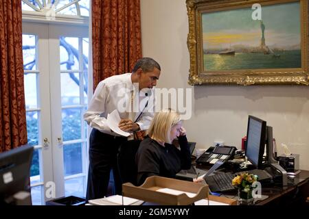 Präsident Barack Obama telefoniert mit Jon Favreau, dem Direktor für Sprechchriting, während er am Schreibtisch von Personal Aide Anita Decker im Outer Oval Office am 23. Januar 2012 einen Entwurf der Rede zur Lage der Union liest. (Offizielles Foto des Weißen Hauses von Pete Souza) Dieses offizielle Foto des Weißen Hauses wird nur zur Veröffentlichung durch Nachrichtenorganisationen und/oder zum persönlichen Druck durch die Betreffzeile(en) des Fotos zur Verfügung gestellt. Das Foto darf in keiner Weise manipuliert werden und darf nicht in kommerziellen oder politischen Materialien, Werbung, E-Mails, Produkten oder Werbeaktionen verwendet werden, die in enthalten sind Stockfoto