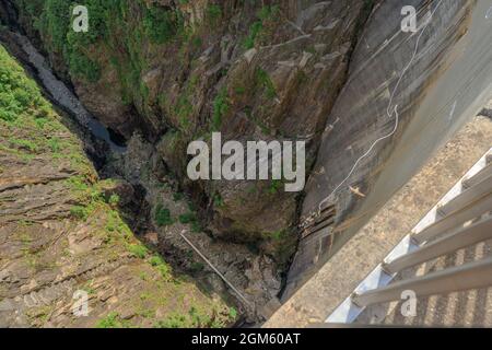 Verzasca, Schweiz - Juni 2021: Bungee Jumping des Verzasca-Staudamms am Vogorno-See in der Schweiz. Drehort von James Bond-Filmen im Tessin. Am Höchsten Stockfoto