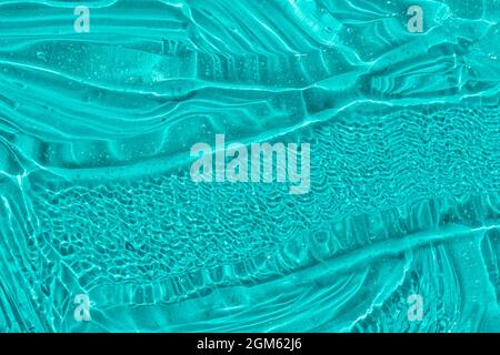 . Blaue kosmetische Gel-Textur mit Blasen. Transparente Hautpflegecreme, Gesichts-Serum, Feuchtigkeitscreme Hintergrund. Flüssige, transparente Hautpflegeproduktprobe Stockfoto