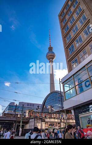 Menschen laufen am Alexanderplatz, einem großen öffentlichen Platz und Verkehrsknotenpunkt im zentralen Berliner Bezirk Mitte. Aufgenommen in Berlin, Deutschland Stockfoto