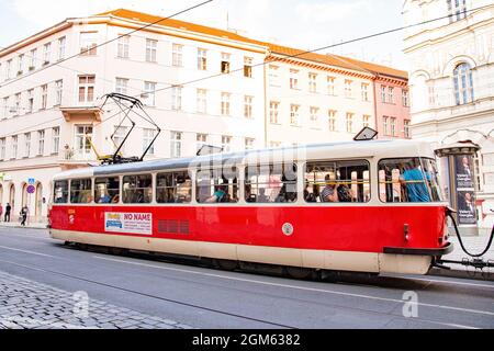 Das Prager Straßenbahnnetz deckt alle Bereiche des Stadtzentrums ab und erstreckt sich etwas weiter in die Vororte. Aufgenommen in Prag, Tschechien am 22. Juli 2016 Stockfoto