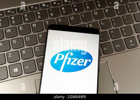 Toronto, Kanada - 18. März 2021: Pfizer-Logo auf dem Smartphone-Bildschirm mit Tastatur im Hintergrund. Stockfoto