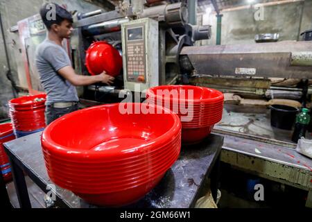 Dhaka, Bangladesch. September 2021. Ein Arbeiter sah, wie er in einer Kunststofffabrik in Dhaka arbeitete. Kunststoffe werden durch Polymerisation aus natürlichen Materialien wie Zellulose, Kohle, Erdgas, Salz und Rohöl hergestellt. Kredit: SOPA Images Limited/Alamy Live Nachrichten Stockfoto