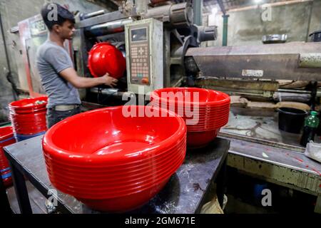 Dhaka, Bangladesch. September 2021. Ein Arbeiter sah, wie er in einer Kunststofffabrik in Dhaka arbeitete. Kunststoffe werden durch Polymerisation aus natürlichen Materialien wie Zellulose, Kohle, Erdgas, Salz und Rohöl hergestellt. (Foto von MD Manik/SOPA Images/Sipa USA) Quelle: SIPA USA/Alamy Live News Stockfoto