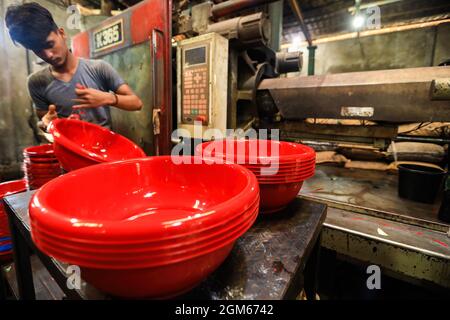 Dhaka, Bangladesch. September 2021. Ein Arbeiter sah, wie er in einer Kunststofffabrik in Dhaka arbeitete. Kunststoffe werden durch Polymerisation aus natürlichen Materialien wie Zellulose, Kohle, Erdgas, Salz und Rohöl hergestellt. (Foto von MD Manik/SOPA Images/Sipa USA) Quelle: SIPA USA/Alamy Live News Stockfoto