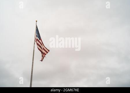 American Flag winkt gegen den trüben Himmel Stockfoto