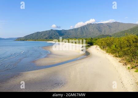 Luftaufnahme des Noah Beach in der tropischen Daintree Region im hohen Norden von Queensland - Australien Stockfoto