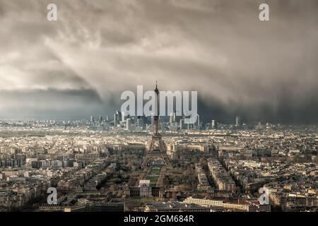 Skyline von Paris mit Eiffelturm mit Schneesturm in Frankreich von oben Stockfoto