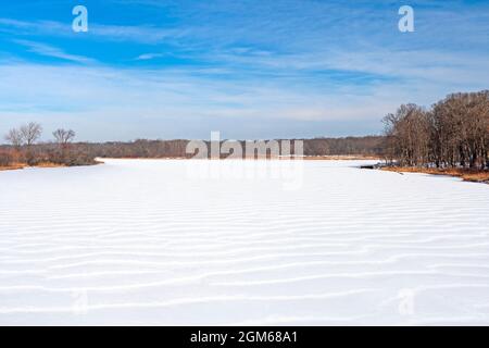 Winterwindmuster auf einem gefrorenen See im Ned Brown Preserve in Illinois Stockfoto