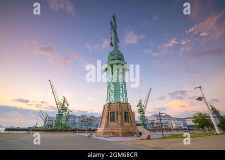 Skyline und Hafen von Kobe in Japan bei Dämmerung Stockfoto