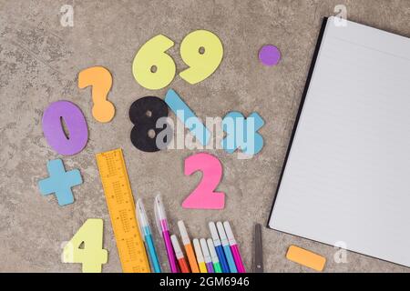 Schulbedarf auf grauem Hintergrund. Zurück zum Schulkonzept. Stockfoto